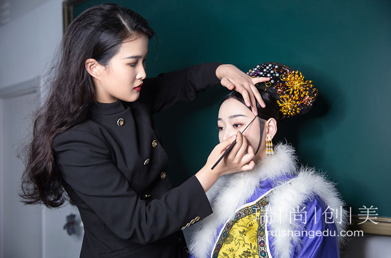 想要將來(lái)工作薪資高，應(yīng)該如何選擇化妝課程？