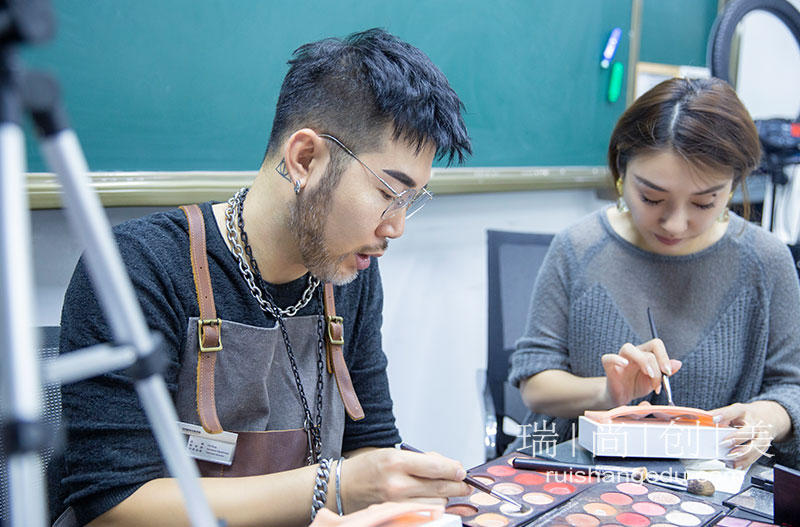 想要將來(lái)工作薪資高，應(yīng)該如何選擇化妝課程？